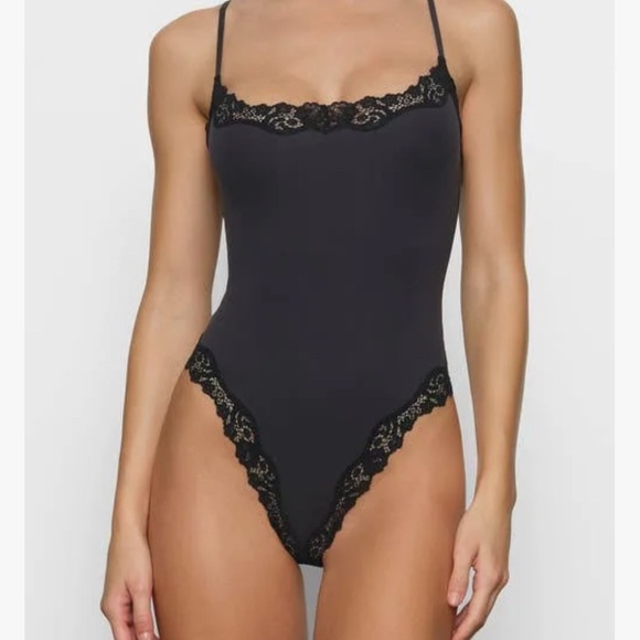 SKIMS Tops - Fits Everybody Lace Cami Bodysuit size small